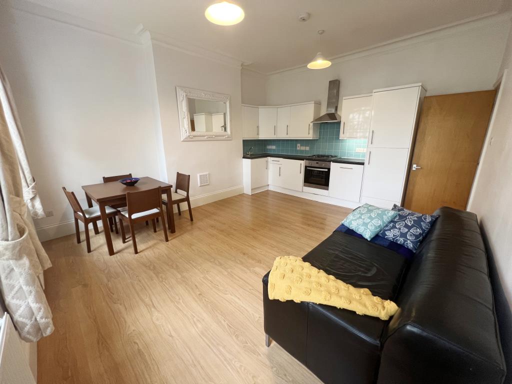 Lot: 115 - VACANT APARTMENT ON LONG LEASE AND SHARE OF FREEHOLD -